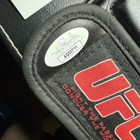 Bobby green signed glove with JSA authentication - Picture 2 of 3